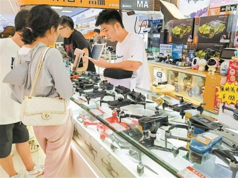 华强北的「华强电子世界」的灯光打卡点。（取材自21世纪经济报导）