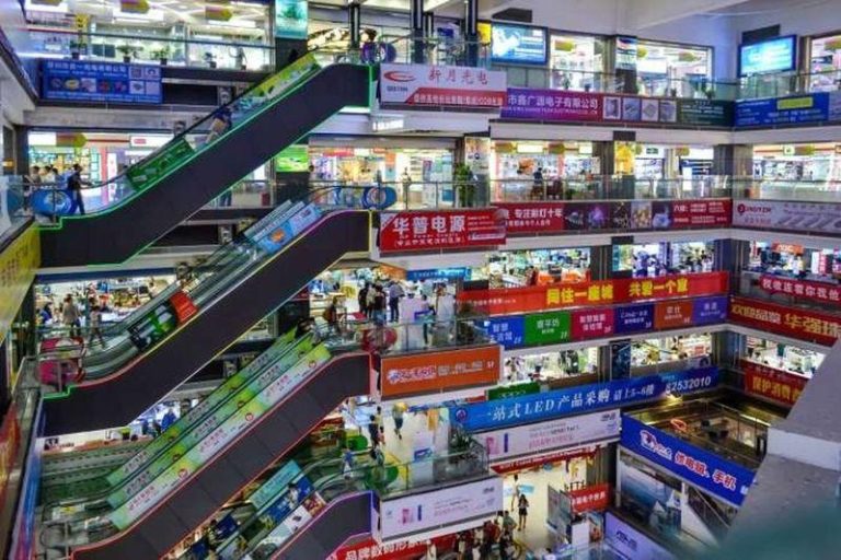 华强北的「华强电子世界」的灯光打卡点。（取材自21世纪经济报导）