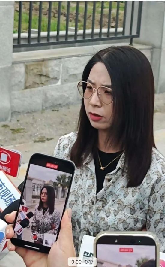 崔丽丽称事发当天的衣服是她的战袍。（视频截屏）