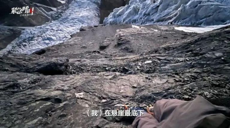 王先生在新疆慕士塔格峰挑战极限时跌落悬崖平台，他徒手攀爬数百米悬崖自救。(视频截屏)