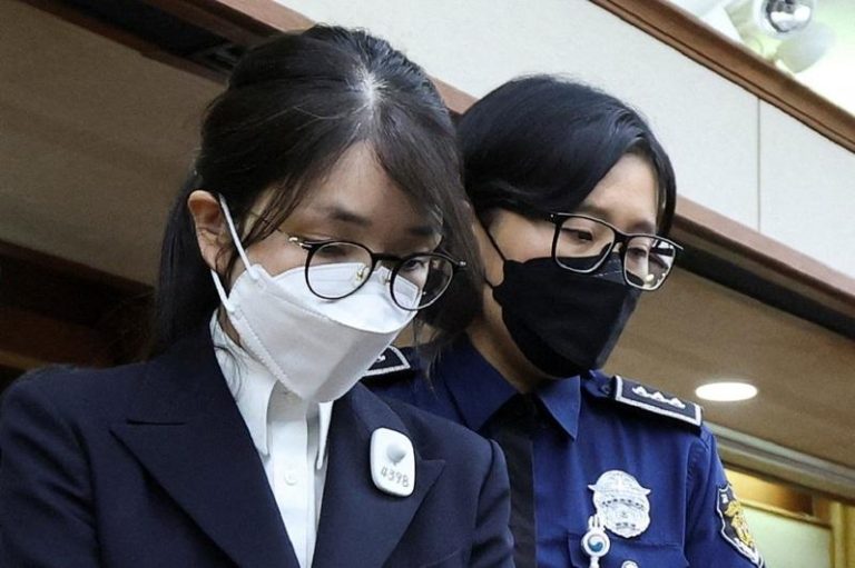 南韩前第一​夫人金建希24日抵达首尔中央地方法院法庭，参加被控贪腐案的首次庭讯。(路透)