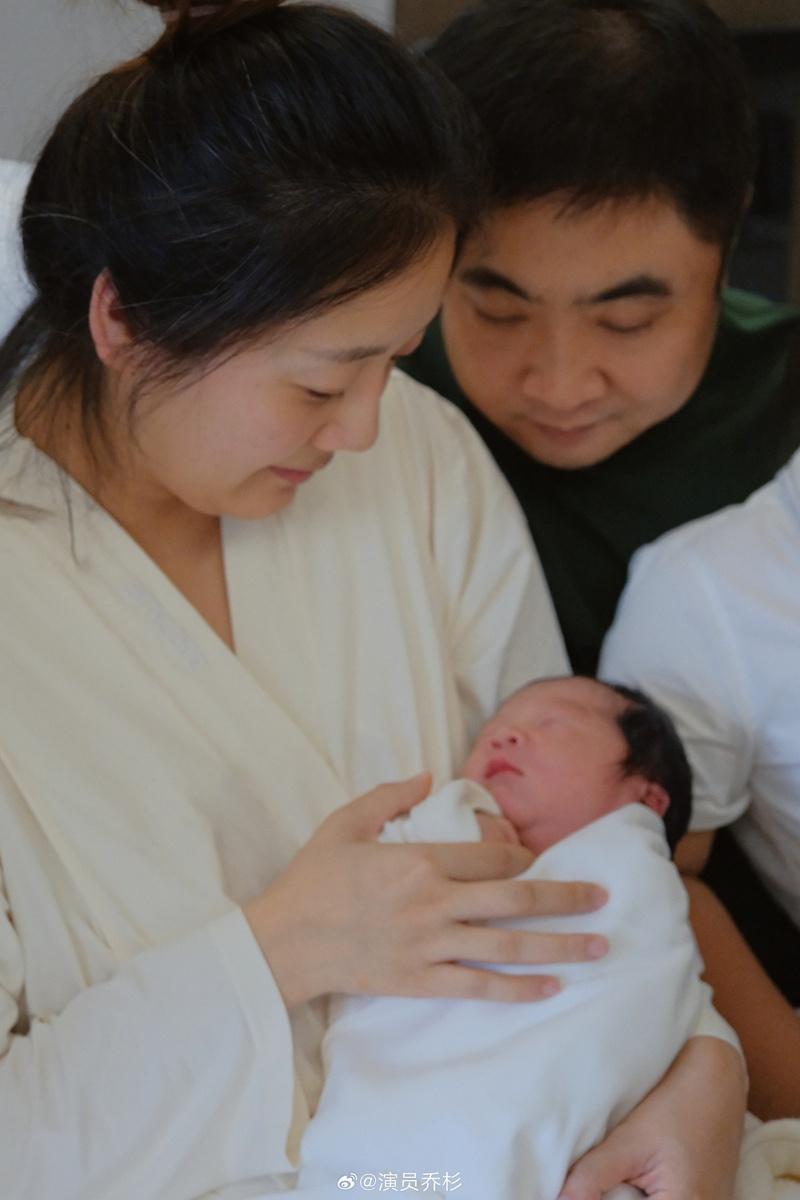 乔杉（后排右）一家五口同框。（取材自微博）
