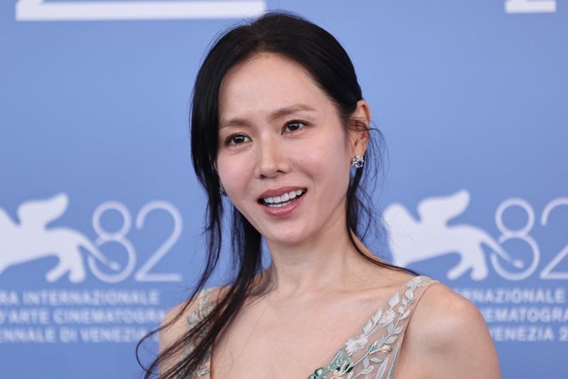 韩星孙艺真感叹身为职业妈妈真的不容易。(新华社)