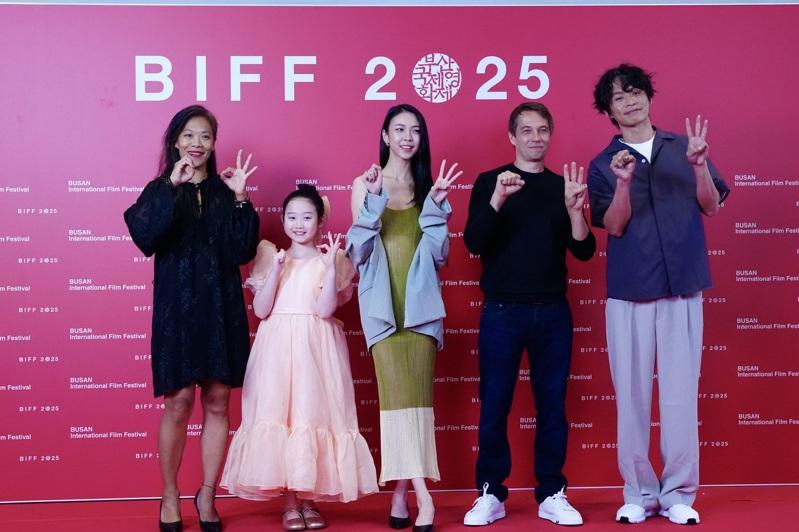 「左撇子女孩」导演邹时擎23日出席电影在釜山影展放映，映后与观众交流。(中央社)