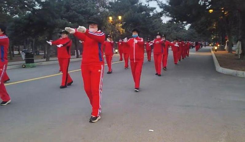 队员们一边前行,一边跟着节奏规律地伸臂、耸肩。(取材自新京报)