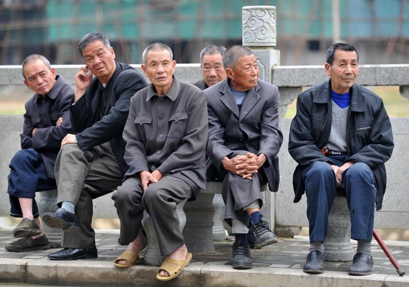 队员们一边前行，一边跟着节奏规律地伸臂、耸肩。（取材自新京报）