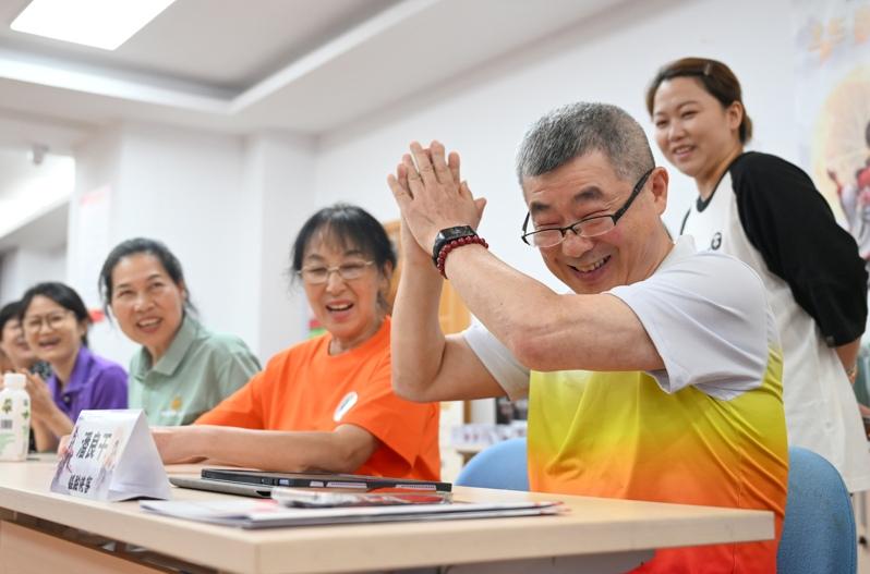 队员们一边前行，一边跟着节奏规律地伸臂、耸肩。（取材自新京报）