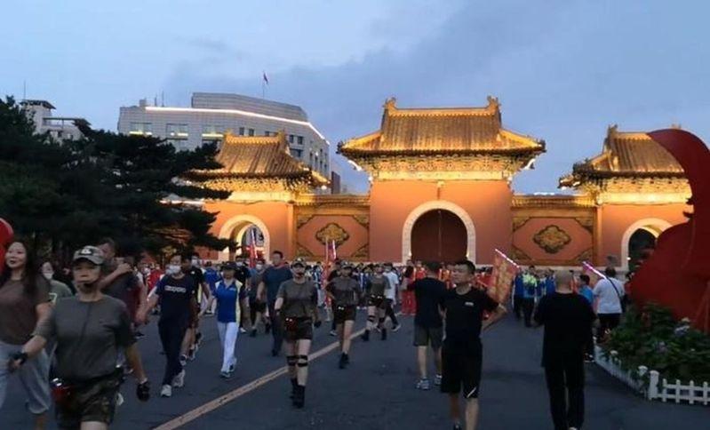 队员们一边前行，一边跟着节奏规律地伸臂、耸肩。（取材自新京报）