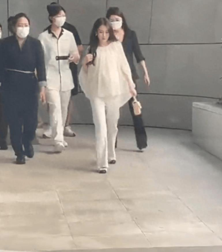 方媛从月子中心走出来，后方跟着至少六名工作人员全程「护送」。（视频截屏）