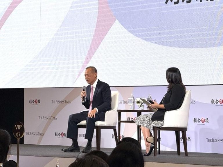 新加坡前外长杨荣文（左）24日在曼谷针对川普回任美国总统后，将对东南亚经济有何影响发表演说。他谈及美中关系和东南亚在地缘政治下的处境。（中央社）
