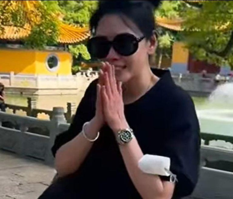 邱淑贞戴着劳力士经典的绿水鬼手表。（视频截屏）