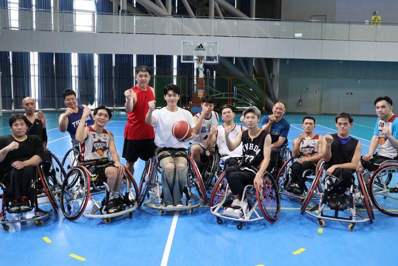 李程彬体验轮椅篮球 。图／东旭九翔娱乐提供
