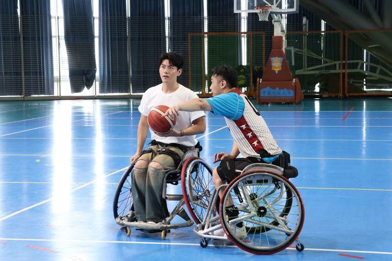 李程彬体验轮椅篮球 。图／东旭九翔娱乐提供
