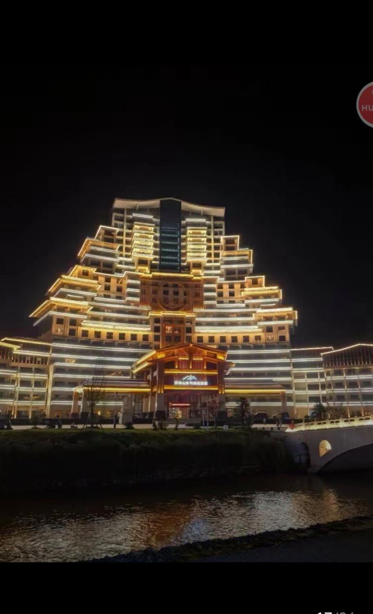 酒店外景。（取材自红星新闻／紫林山豪利维拉酒店供图）
