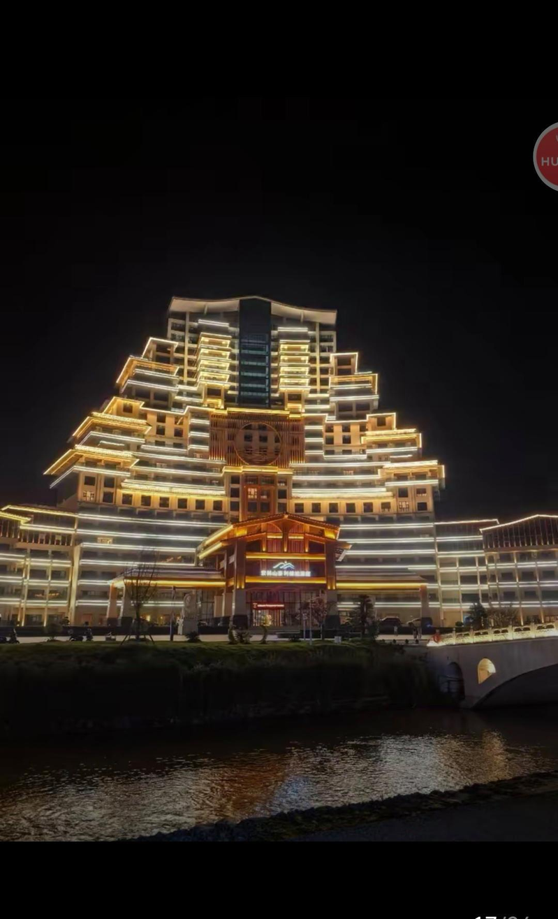酒店外景。（取材自红星新闻／紫林山豪利维拉酒店供图）