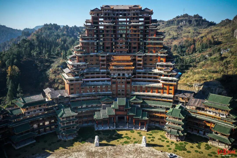 酒店外景。（取材自红星新闻／紫林山豪利维拉酒店供图）