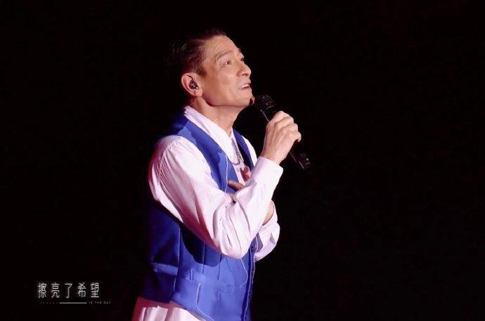 刘德华巡回演唱会在线首播，由茅台1935冠名 两个半小时观看人次超8200万。(取材自每日经济新闻)