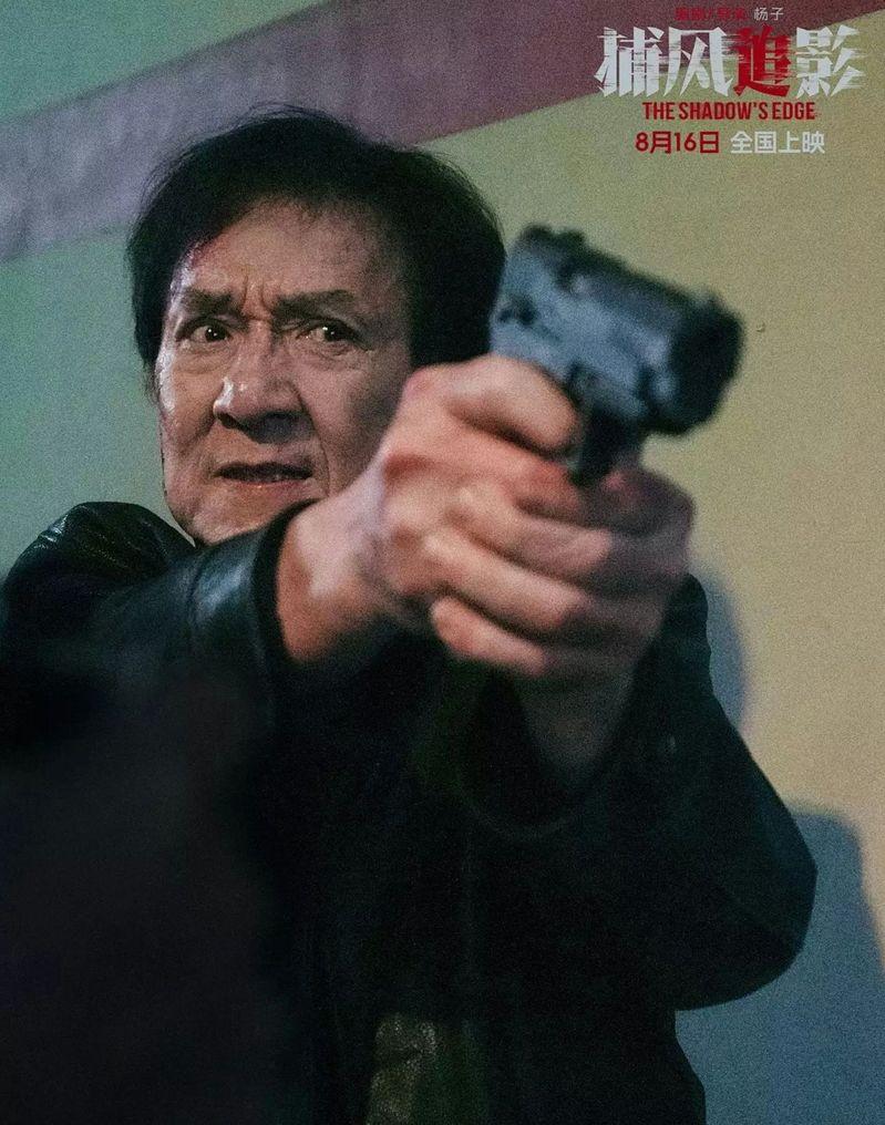 9月24日，成龙乘坐他的莱格赛500私人飞机空降哈萨克斯坦。（材自南方娱乐网）