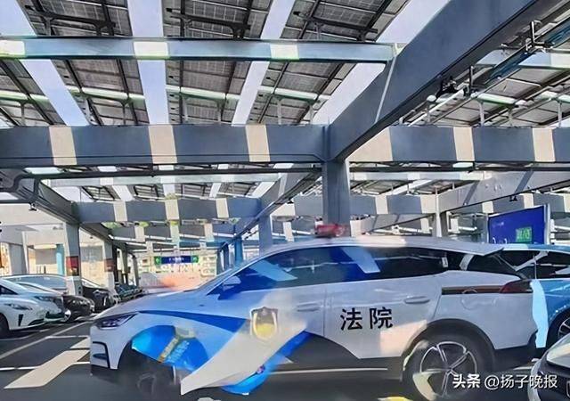 广东一辆属警车出现在150公里外，占用工作时间购物。（取材自微博）