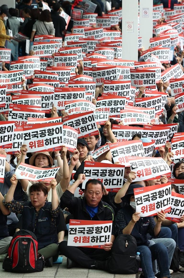 南韩多达数万名银行员工将大罢工。图为日前仁川国际机场工会的一日罢工。(欧新社)
