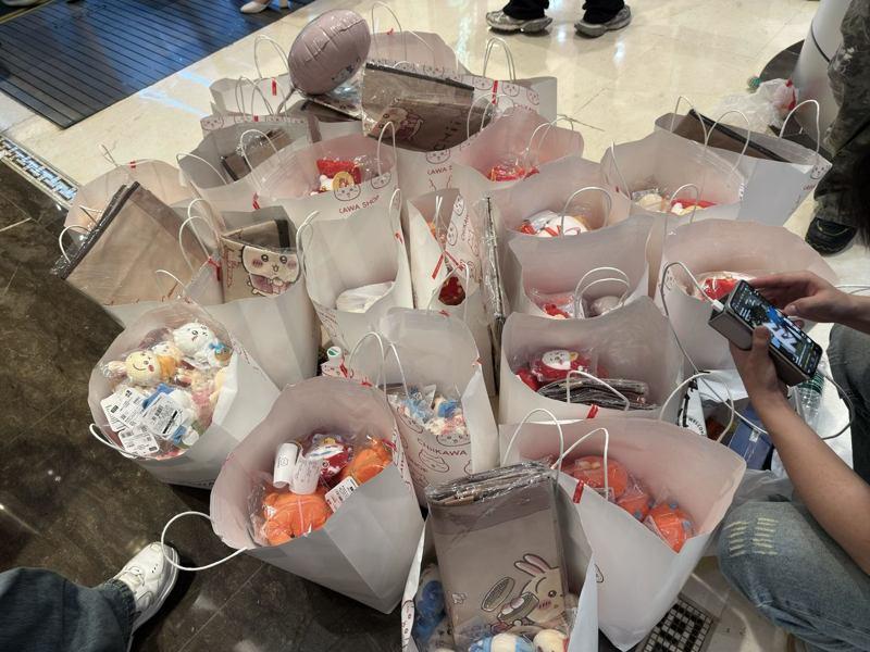 吉伊卡哇海外首间旗舰店27日在上海南京东路开幕，尽管官方事先通过抽签预约制度控管人数，现场仍有大批排队人潮。（中央社）