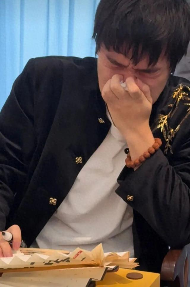 柯洁（右）、屠晓宇（左）在比赛中。(新华社)