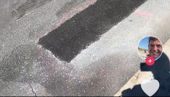 西班牙一名男子因多年来住家门前斑马线坑洞迟迟未获修补，决定在马路上用红色喷漆画出巨型男性生殖器图案(图)，成功引起当局关注，长达近20年的坑洞在48小时内就被修补完成。(取材自TikTok)