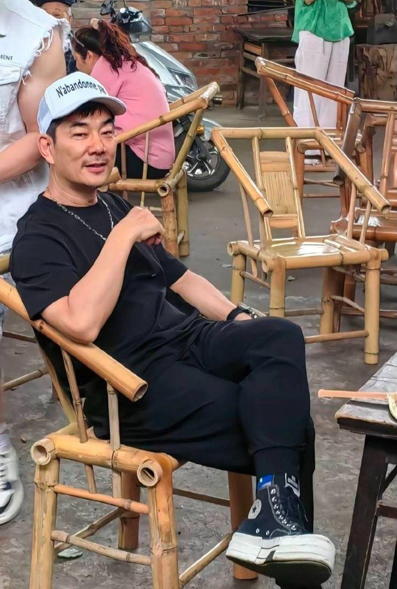 来来往往的市民有人打招呼，也有人举起手机拍照，任贤齐都很自然地接受。（取材自南方娱乐网）