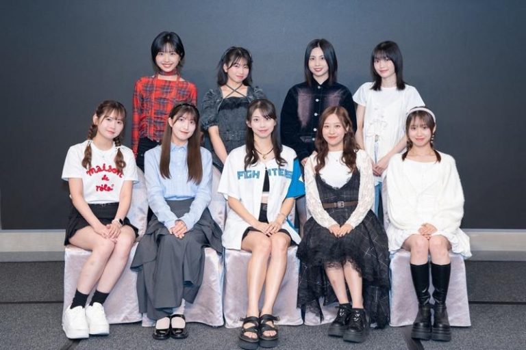 「早安少女组。25’」弓桁朱琴（后排左起）、井上春华、樱井梨央、山崎爱生、冈村誉（前排左起）、羽贺朱音、牧野真莉爱、小田樱、野中美希。（图 / Welcome Music提供）