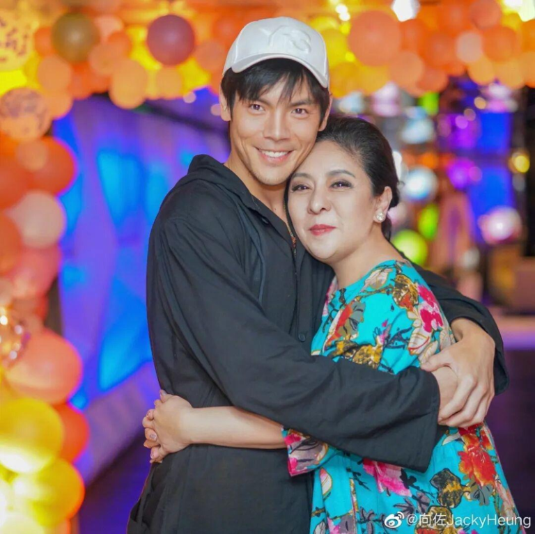 向太昨直播澄清向家破产传闻，儿子向佐发文力挺。（取材自九派新闻）