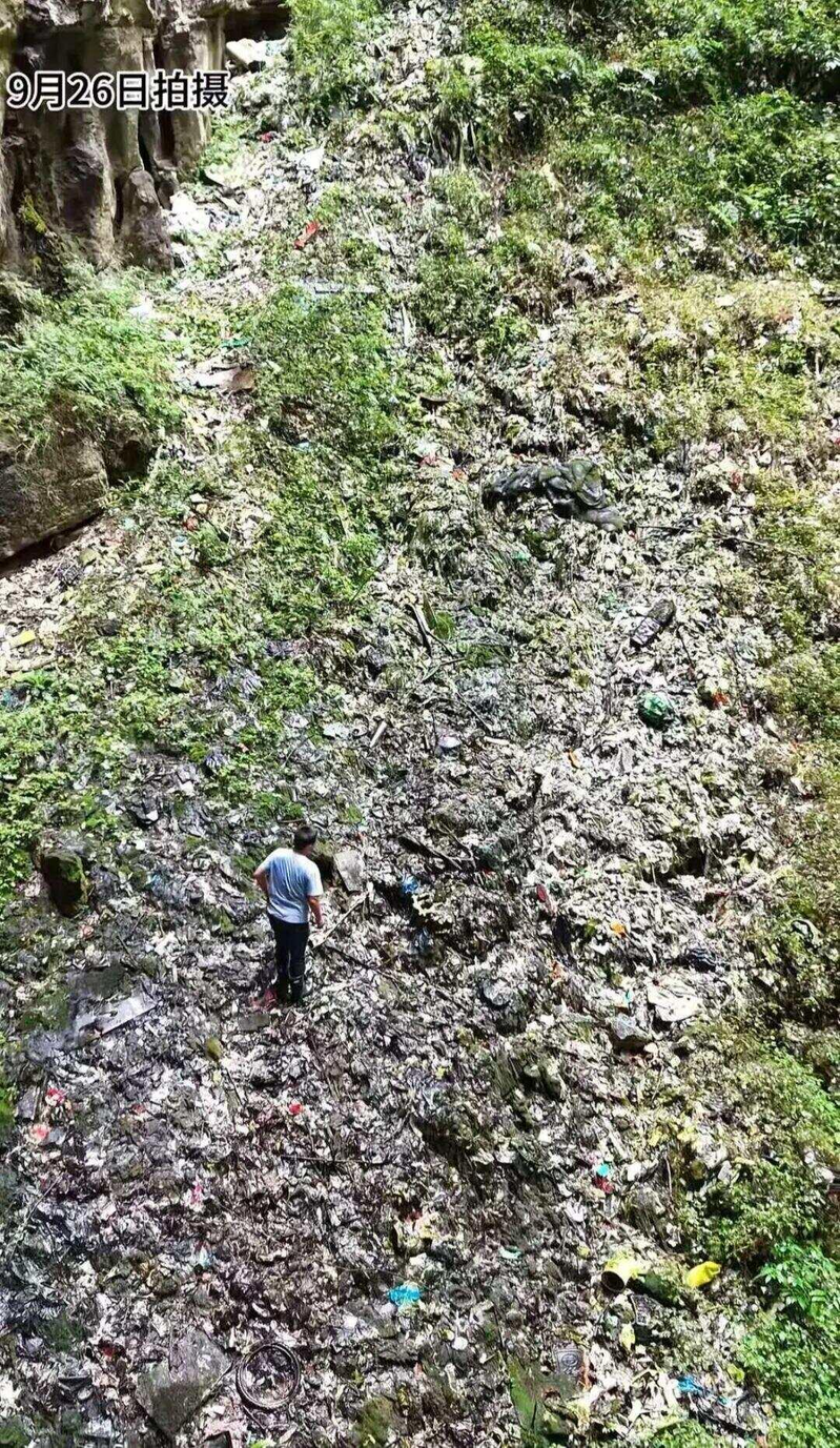 博主「渔猎齐哥」在溶洞里发现大量垃圾和粪水。（视频截屏）