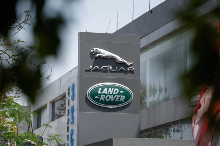 英国车厂Jaguar Land Rover传出已向多家国际银行寻求20亿英镑（26.8亿美元）紧急融资，原因是8月底遭遇网攻之后，营运几乎陷入停摆。（路透）