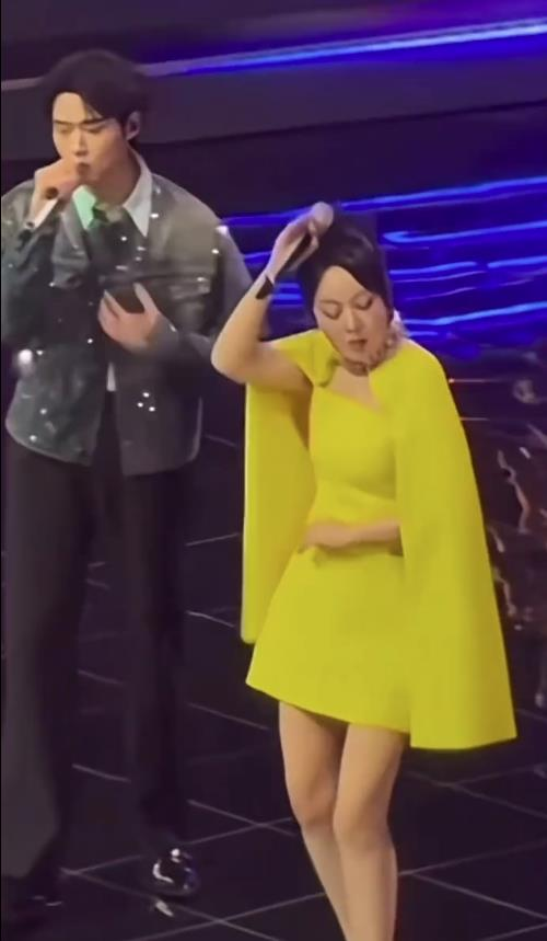 阎妮亮黄色斗篷式连身裙，被网友狂笑像极「一根香蕉」。(取材自微博)