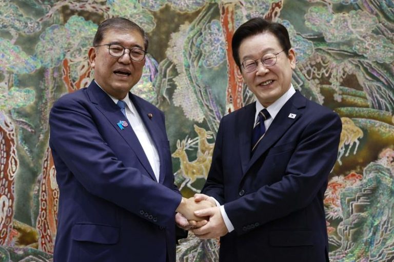 南韩总统李在明（右）与日本即将卸任的首相石破茂（左），30日在釜山举行会谈。美联社