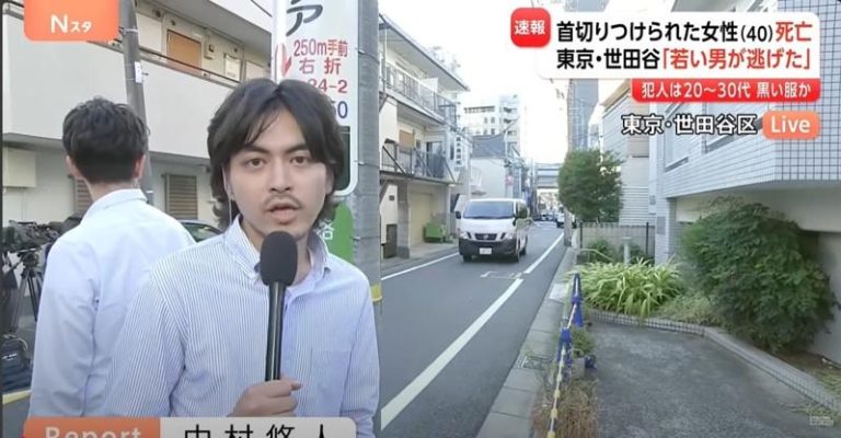 40岁韩籍女子东京街头遭割喉不治身亡 上周曾因感情纠纷报警 日本东京世田谷区1日下午1时35分发生砍人事件,一名40岁韩籍女子遭砍伤颈部,于下午3时左右不治身亡。图为日媒记者在案发现场报导。(取材自YouTube)