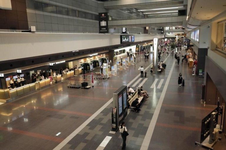 日本警方1日在东京羽田机场逮捕一名男子，此人涉嫌当街割喉杀害一名40岁韩籍女子后逃逸。图为东京羽田机场航厦8月29日情况。（美联社）