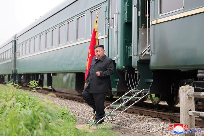 金正恩搭乘火车视察北韩平安北道中朝边境洪灾地区的档案照。(路透)