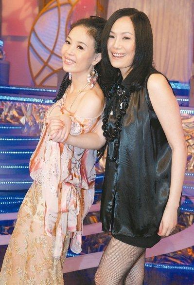 江蕙(右)与妹妹江淑娜从小就一同打拼。图／本报数据照片