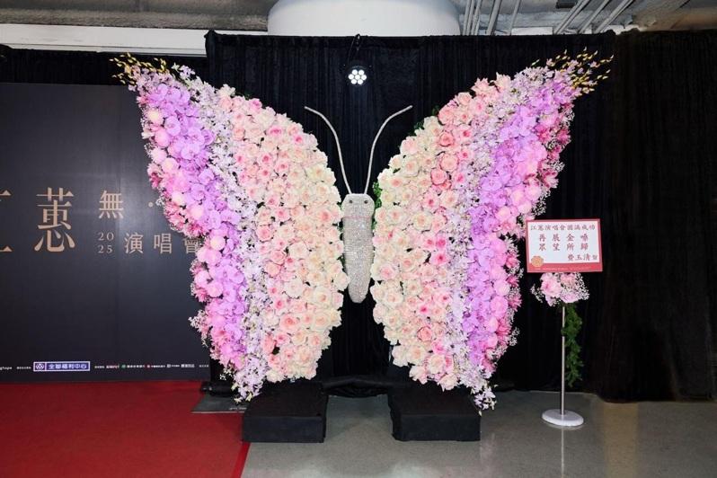 江蕙(右)与妹妹江淑娜从小就一同打拼。图／本报数据照片