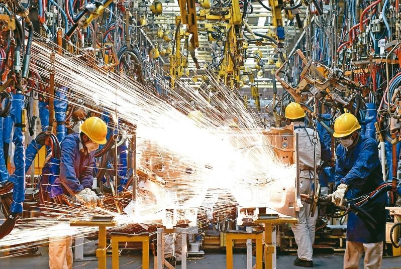 美国关税冲击亚洲多国制造业活动,日本、南韩和台湾8月制造业景气都处于萎缩状态,掩盖中国意外乐观的表现。(路透)