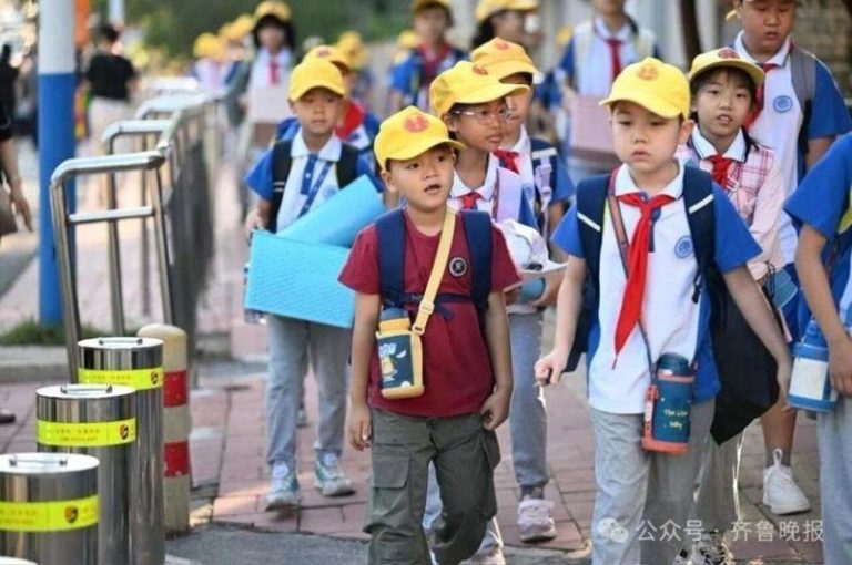 中小学9月1日开学，许多父母一早就将小孩送回学校。(取材自微信)