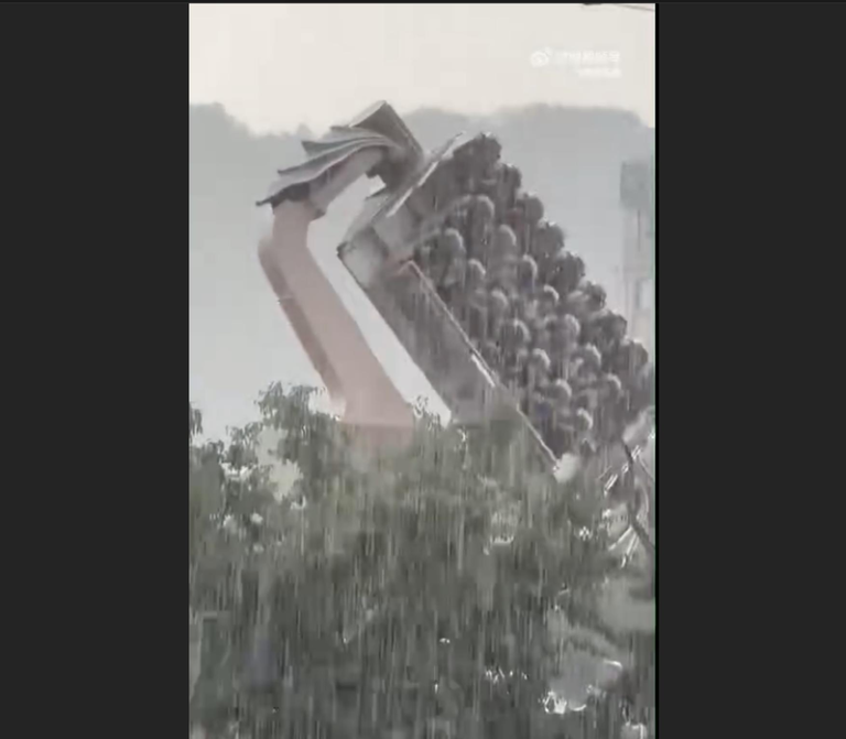 有中国民众日前在江苏徐州乐园「欢乐世界」玩「空中飞舞」时突然下起暴雨，瞬间变成「滚筒洗衣机」。（取材自微博）