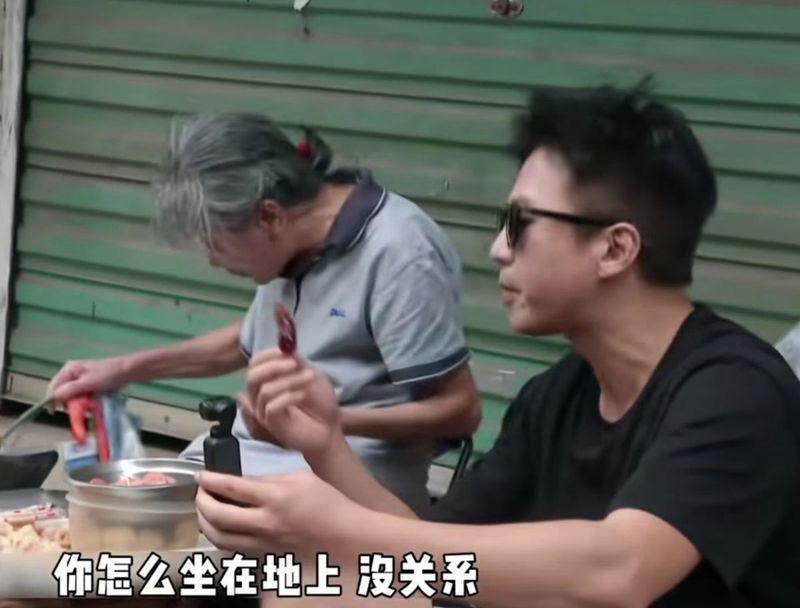 邓超(右)坐在「一毛钱凉菜奶奶」旁吃凉拌藕片。(取材自微博)