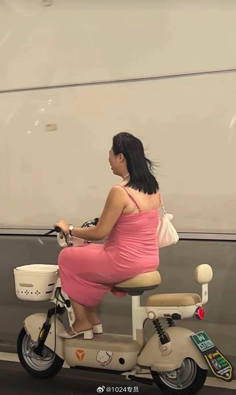 女子在隧道骑电动车,造成后方大堵车。(取材自微博)