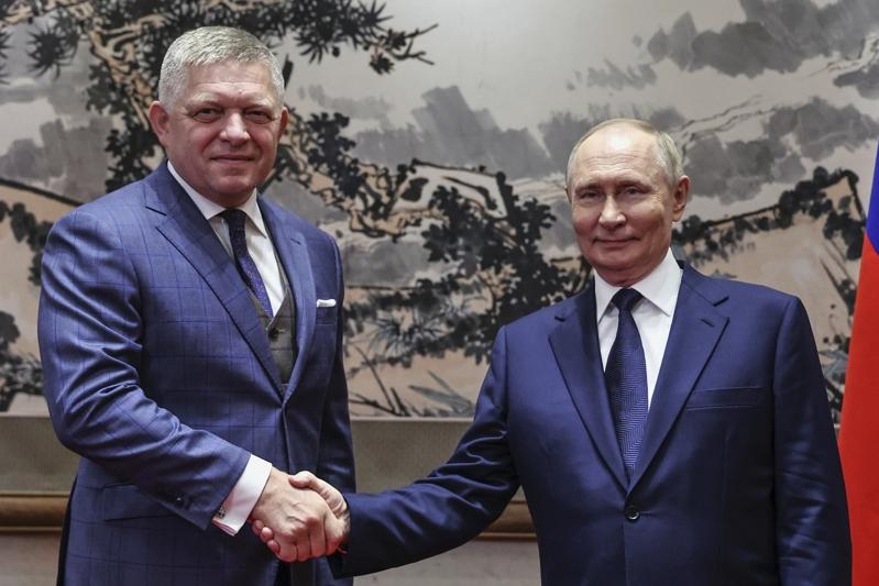 俄罗斯总统普亭(Vladimir Putin,右)2日在中国北京钓鱼台国宾馆与斯洛伐克总理费佐(Robert Fico,左)会晤时握手。美联社