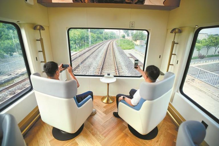 在景观车厢可以全方位观看窗外风景。 (图／本报北京传真)