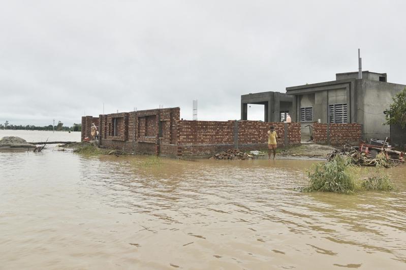 印度北部旁遮普省卡普尔塔拉(Kapurthala)地区2日因暴雨导致民宅被淹,村民们等待救援。美联社