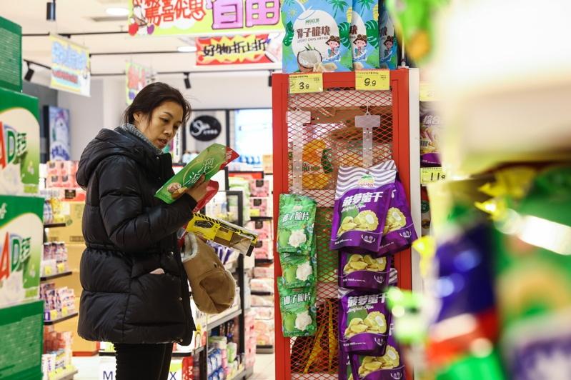 中国多地近期发布下一阶段消费券发放计划,刺激民众消费。(欧新社)