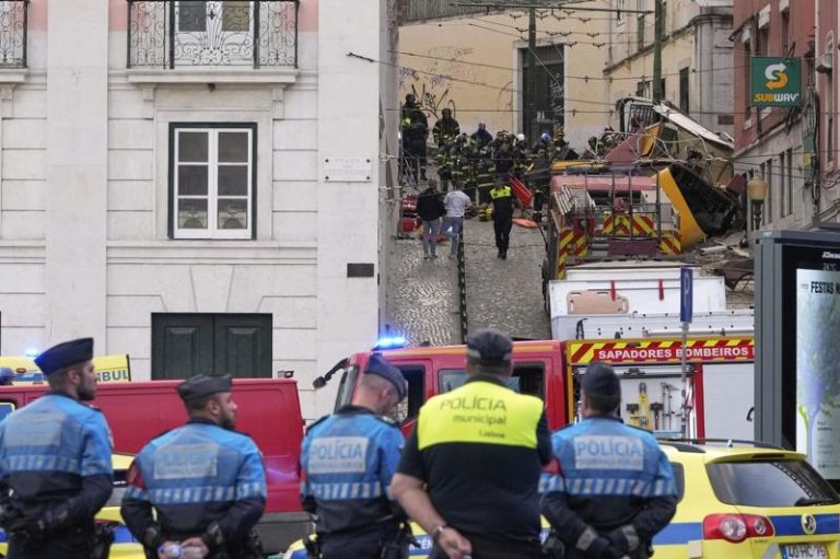 里斯本今天发生地面缆车脱轨事故，至少造成15人死亡、18人受伤。(美联社)