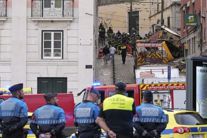 里斯本今天发生地面缆车脱轨事故,至少造成15人死亡、18人受伤。(美联社)
